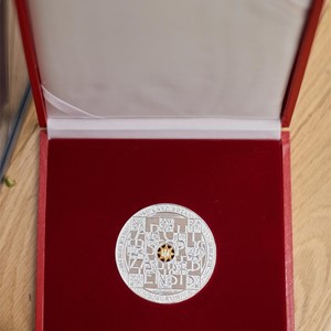 Spomen-medalja XXV. obljetnice nadbiskupske službe kardinala Josipa Bozanića, nadbiskupa i metropolita zagrebačkoga